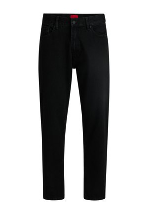 Jeans en denim noir avec une coupe droite, comportant cinq poches et une étiquette rouge à la taille pour le branding.