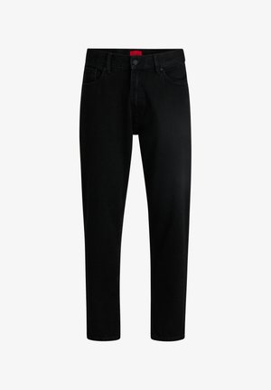 Jeans en denim noir avec une coupe droite, comportant cinq poches et une étiquette rouge à la taille pour le branding.