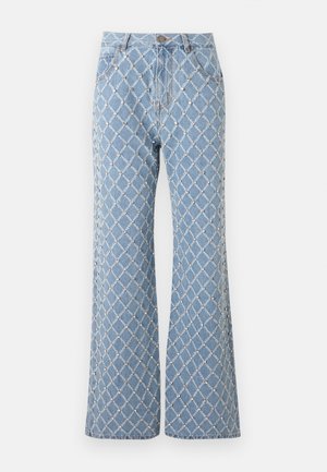 Jean large bleu clair avec motif de couture en losange blanc et petits clous argentés, poches avant et fermeture par bouton.