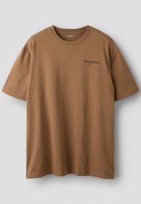 Καφέ κοντομάνικη μπλούζα με στρογγυλή λαιμόκοψη και μικρό μαύρο κείμενο «Espresso Martini Club» στο πάνω αριστερό μέρος του στήθους.