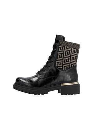 Bottes à lacets en cuir verni noir avec tige en tissu texturé présentant un motif géométrique, semelle épaisse et accent métallique près du talon.
