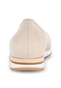 Scarpa in suede rosa chiaro con retro arrotondato, suola bianca a contrasto con una striscia color nocciola e dettagli di cucitura visibili.