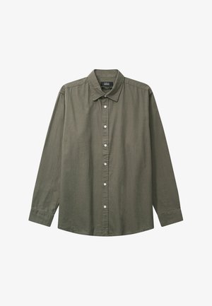Długa koszula z zielonej oliwki, zapinana na guziki, z kołnierzykiem i białymi guzikami, rozłożona na płasko na białym tle.