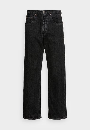 Vaqueros de denim negro de corte recto con diseño de cinco bolsillos y cierre de botón, mostrados sobre un fondo liso y claro.