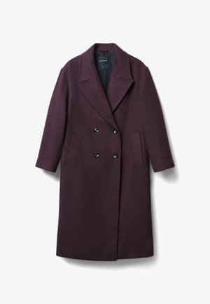 Cappotto lungo doppiopetto in lana color prugna scuro, con ampi rever, due tasche frontali e bottoni neri per la chiusura.