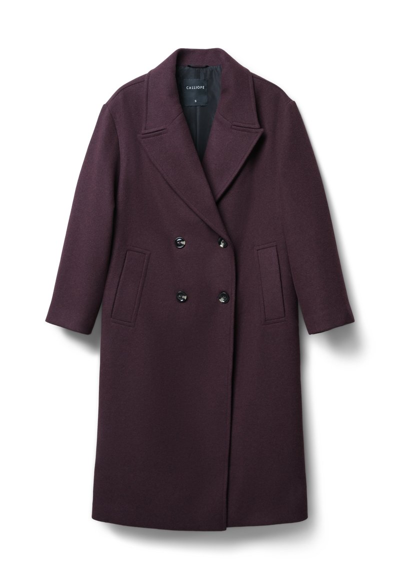 Cappotto lungo doppiopetto in lana color prugna scuro, con ampi rever, due tasche frontali e bottoni neri per la chiusura.