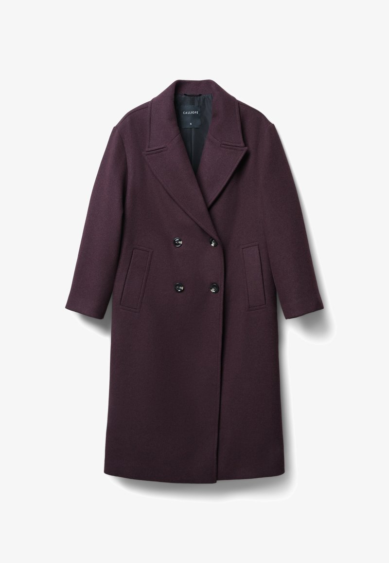 Cappotto lungo doppiopetto in lana color prugna scuro, con ampi rever, due tasche frontali e bottoni neri per la chiusura.