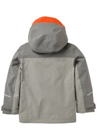 Chaqueta impermeable gris con capucha de un brillante color naranja. Las características incluyen un cuello alto, paneles de hombro en contraste y acentos reflectantes.