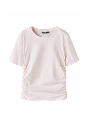 Lichtroze T-shirt met korte mouwen, ronde halslijn en geplooid aan beide zijden bij de zoom, eenvoudig ontwerp.
