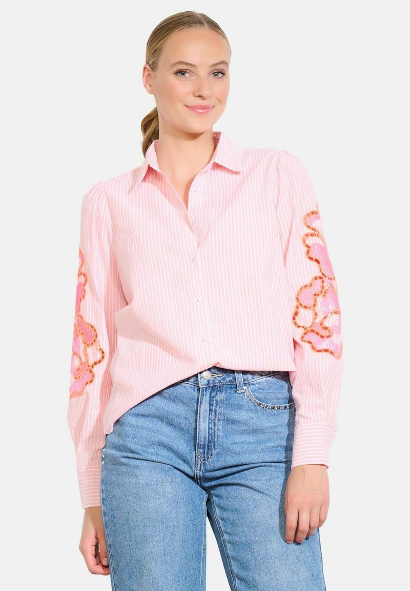 Rožinė st stripeelė marškiniai ilgomis rankovėmis, puošta rožių ir auksinių gėlių siuvinėjimu ant rankovių. Prakaitas su mygtukais, laisvas kirpimas, medvilnės audinys.