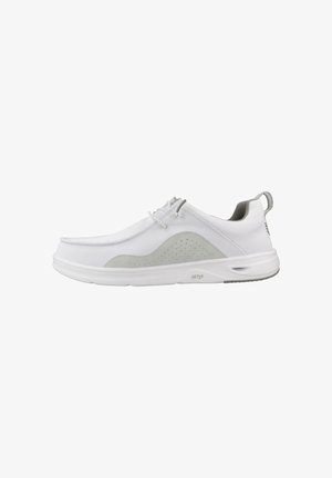 Zapatilla deportiva blanca casual con panel lateral de ante gris, cordones elásticos, suela acolchada y lengüeta en el talón para facilitar su colocación.