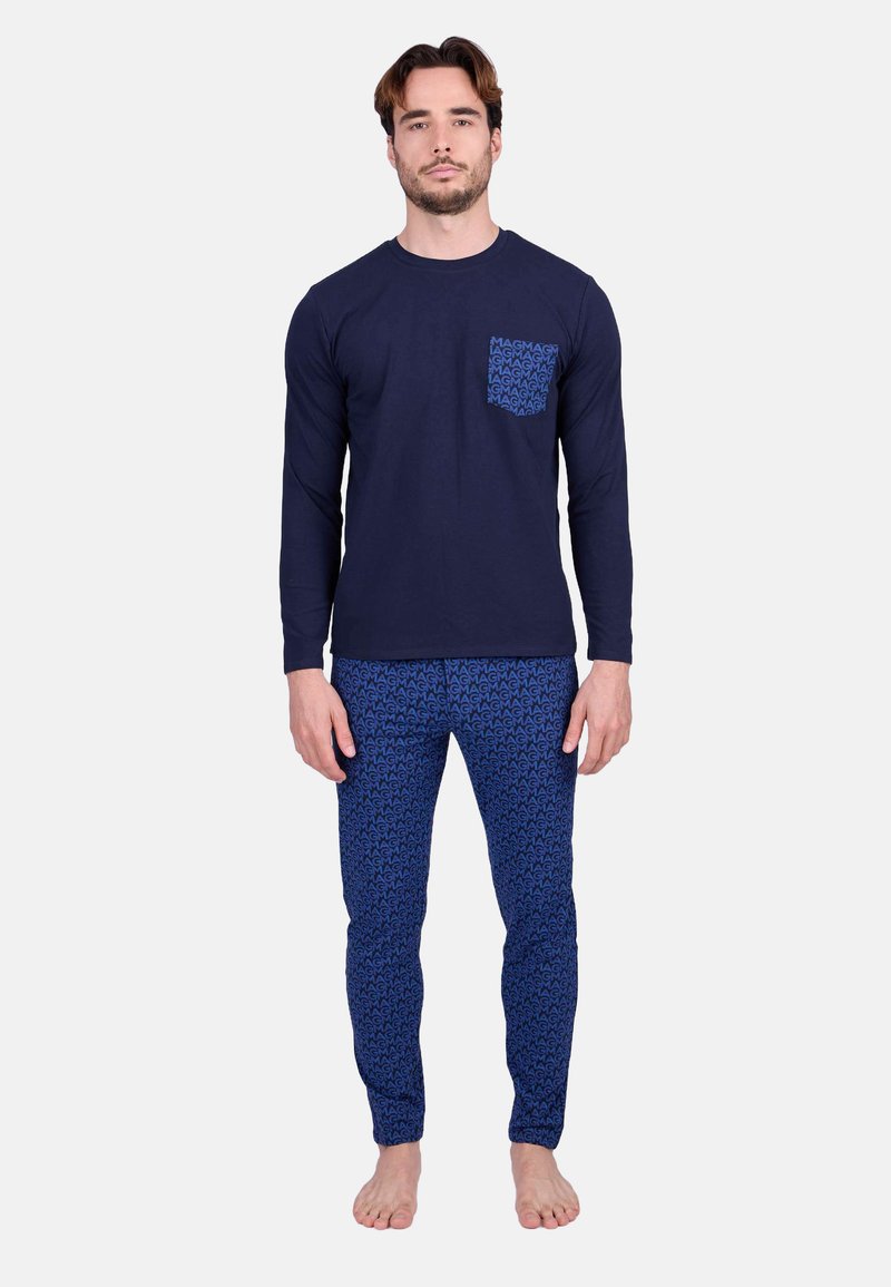 Chemise à manches longues marine avec une poche à motifs, associée à un pantalon bleu à motifs présentant un design de logo. Matériau en coton, style ajusté.