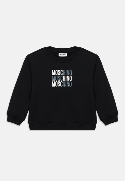 Sort langærmet sweatshirt med rund hals og "MOSCHINO" trykt tre gange i hvidt og gråt centreret på brystet.
