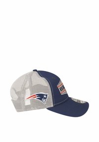 Dunkelblaues Baseballcap mit Netzseiten, das ein auf der Vorderseite gesticktes Teamlogo und gestreifte Akzente zeigt. Mit gebogenem Schirm und strukturierter Form.