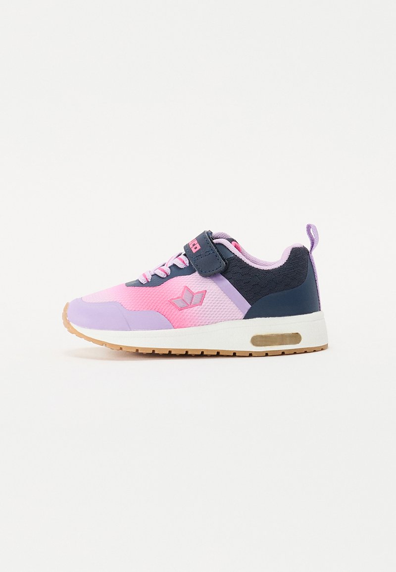 Rózsaszín, lila és sötétkék hálós sneaker, tépőzárral. Párnázott talppal és texturált részletekkel rendelkezik a tapadásért. Könnyű kivitel.