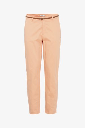 Pantaloni slim fit de culoarea piersicii cu o curea subțire asortată, închidere frontală și detalii minime de cusătură.