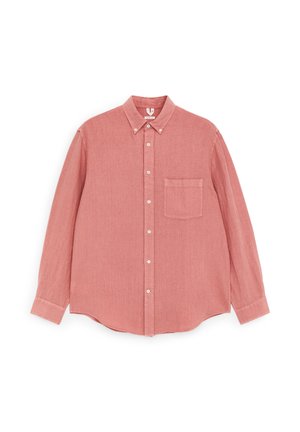 Korálová ružová košeľa s dlhým rukávom, zapínaná na gombíky, s gombíkovým golierom a náprsným vreckom, vyrobená z ľahkej látky.