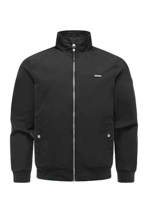 Czarna kurtka na zamek z wysokim kołnierzem, dwoma kieszeniami na zatrzaski, ściągaczami przy rękawach i dole oraz małym prostokątnym logo na klatce piersiowej.