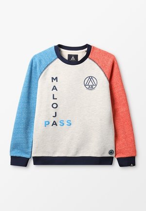 Grå sweatshirt med blå og røde raglanærmer, med teksten "MALOJA PASS" i blåt og et logo på brystet. Marineblå ribkant ved ærmekanterne.