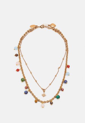 Dubbele ketting in goudkleur met kleurrijke ronde edelsteenparels aan de buitenste ketting en een kleine sterhanger aan de binnenste ketting.