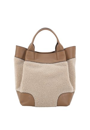 Bolso tote en color beige y marrón claro con un frente de tela texturizada similar a lana, ribetes de cuero y asas redondeadas.