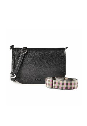 Zwarte leren crossbodytas met textuur, verstelbare riem en aparte roze, groene en beige geruite stoffen riem op witte achtergrond.