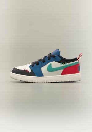 Lav sneaker med sorte, blå, røde og hvide paneler, turkis Nike-swoosh, sorte snørebånd, hvid sål og rød trækstrop på hælen.