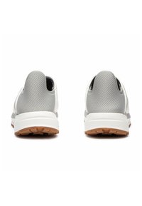 Scarpe da ginnastica grigie con una parte superiore in rete testurizzata, suola intermedia bianca e suola in gomma marrone. Presentano un design minimalista senza marchi visibili.