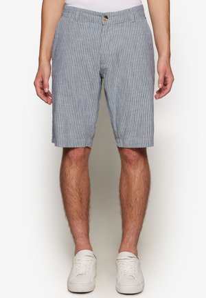 Pantaloni corti a righe blu e bianche realizzati in tessuto leggero, dotati di chiusura con bottone, tasche frontali e che arrivano sopra il ginocchio.