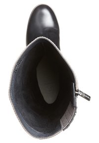 Botte en cuir noir avec une extérieure lisse et un intérieur sombre texturé. Dotée d'une fermeture éclair argentée et d'une doublure douce le long du bord supérieur.