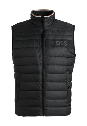 Gilet matelassé noir avec col haut, quilting horizontal, zip avant et poches latérales. Présente un logo sur un bandeau contrastant au niveau de la poitrine.