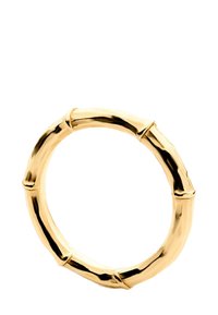 Anillo de estilo bambú dorado con superficie pulida suave y segmentos articulados formando una banda circular.