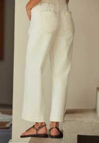 Next DOUBLE BUTTON CROPPED WIDE LEG - Flared jeans - ecru white