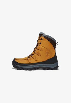 Scarponi da trekking impermeabili con tomaia in pelle marrone, colletto in fleece grigio, dettagli marroni e suola nera robusta. Presentano ganci metallici per i lacci.