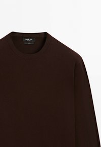 Maglione in cotone marrone scuro con collo a coste e maniche lunghe, etichettato Massimo Dutti.