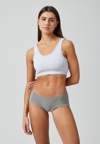 Lichtgrijze katoenen bralette met een ronde halslijn en brede banden, gecombineerd met grijze hipsteronderbroek, met een soepele textuur.