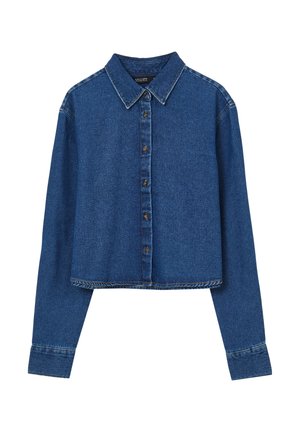 Camicia di denim tagliata con maniche lunghe, tessuto blu, chiusura con bottoni, colletto classico e cuciture a contrasto lungo i bordi.