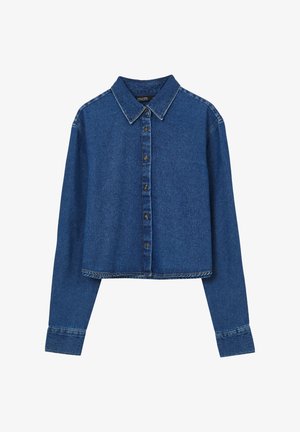 Chemise en denim cropped à manches longues, tissu bleu, boutonnière à l'avant, col classique et couture contrastée le long des bords.
