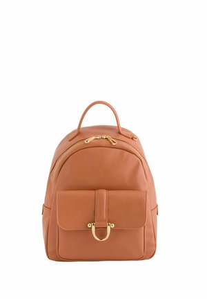 Mały jasnobrązowy skórzany plecak z górną rączką, przednią kieszenią zabezpieczoną klapką z klamrą w złotym odcieniu oraz dwoma złotymi suwakami w głównej komorze.