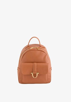 Pequeña mochila de cuero color marrón claro con asa superior, bolsillo frontal asegurado con solapa con hebilla en tono dorado y dos tiradores de cremallera dorados en el compartimento principal.