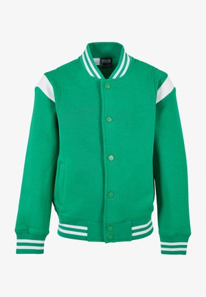 Grøn varsity jakke lavet af bomuldsblandingsstof, med hvide detaljer, trykknaplukning og stribede ribkanter ved ærmerne og nederste kant.