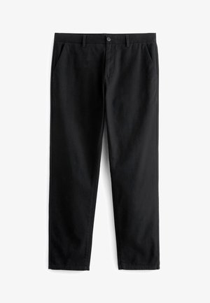 Pantalones negros fabricados en tela suave con corte recto, que cuentan con dos bolsillos frontales, cremallera en la bragueta y cierre de un botón.
