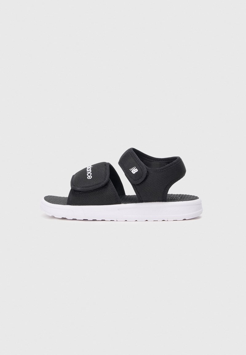 Zwarte textielsandalen met dubbele verstelbare banden en witte rubberzolen. Bevat een gestructureerde voetbed en een logo op de band.