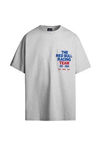 Graues Baumwoll-T-Shirt mit kurzen Ärmeln. Auf der Vorderseite befindet sich blauer und roter Text: "DAS RED BULL RACING TEAM EST. 2004". Einfaches Design.