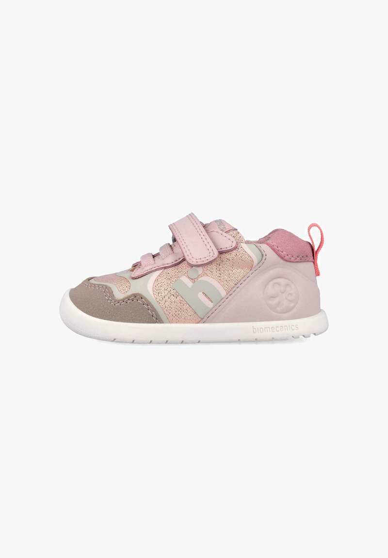 Zapatilla rosa para niño pequeño con tira de velcro, malla transpirable, puntera color beige y suela blanca, con el logotipo de la marca en el lateral y lengüeta en el talón.