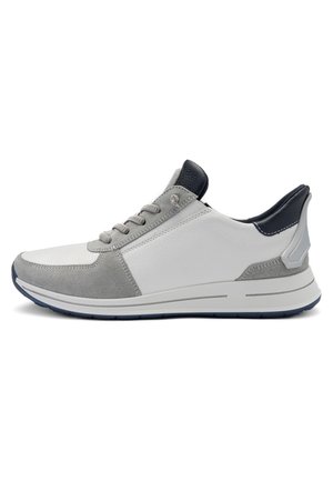 Weißer und grauer Sneaker mit niedrigem Schaft, schwarzem gepolstertem Kragen, Schnürverschluss und flacher Gummisohle, seitlich auf weißem Hintergrund dargestellt.