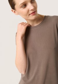 Soaked in Luxury CREW-NECK - Základné tričko - morel