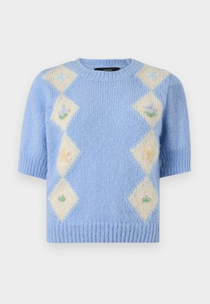 Lichtblauwe gebreide trui met korte mouwen en crème diamantpatronen met pastelbloemenborduursels aan de voorkant.