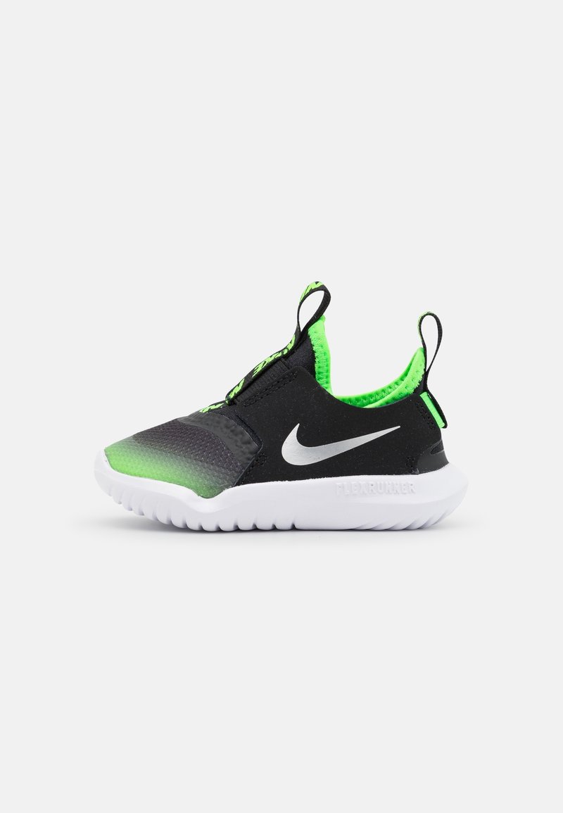 Les baskets Nike Flex Runner noires et vertes présentent une tige en maille, un design à enfiler et une semelle en caoutchouc blanc avec un motif texturé.