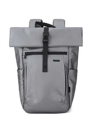 Grauer Rolltop-Rucksack mit vorderer Reißverschlusstasche, schwarzem Schnallenriemen, zwei Seitentaschen und gepolsterten Schultergurten.